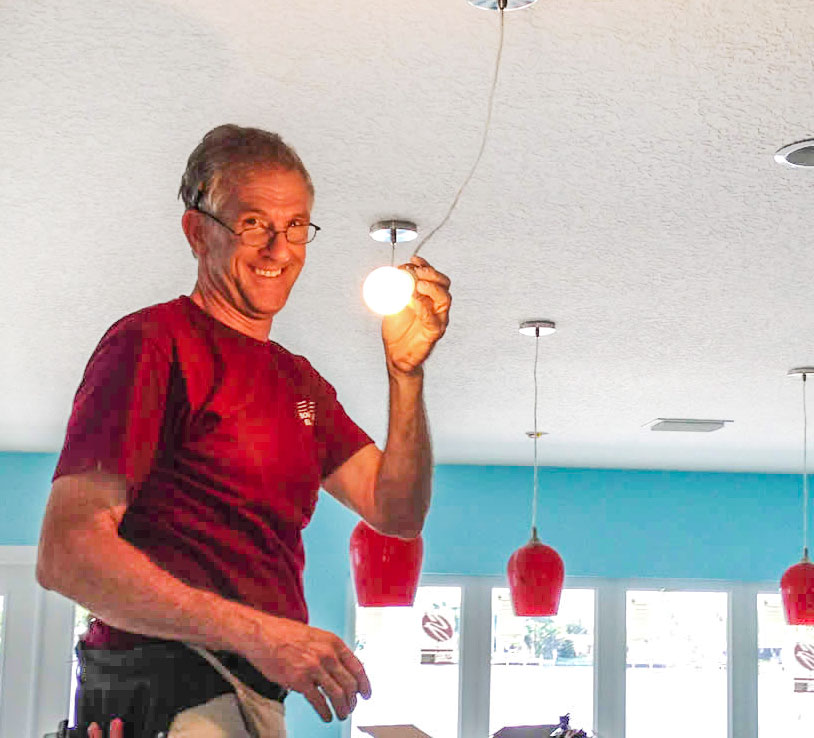 Man installing a lighbult